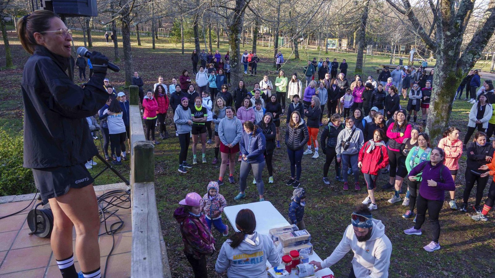 Aroa Sío diríxese a todas as participantes no evento de onte con epicentro en Beade.