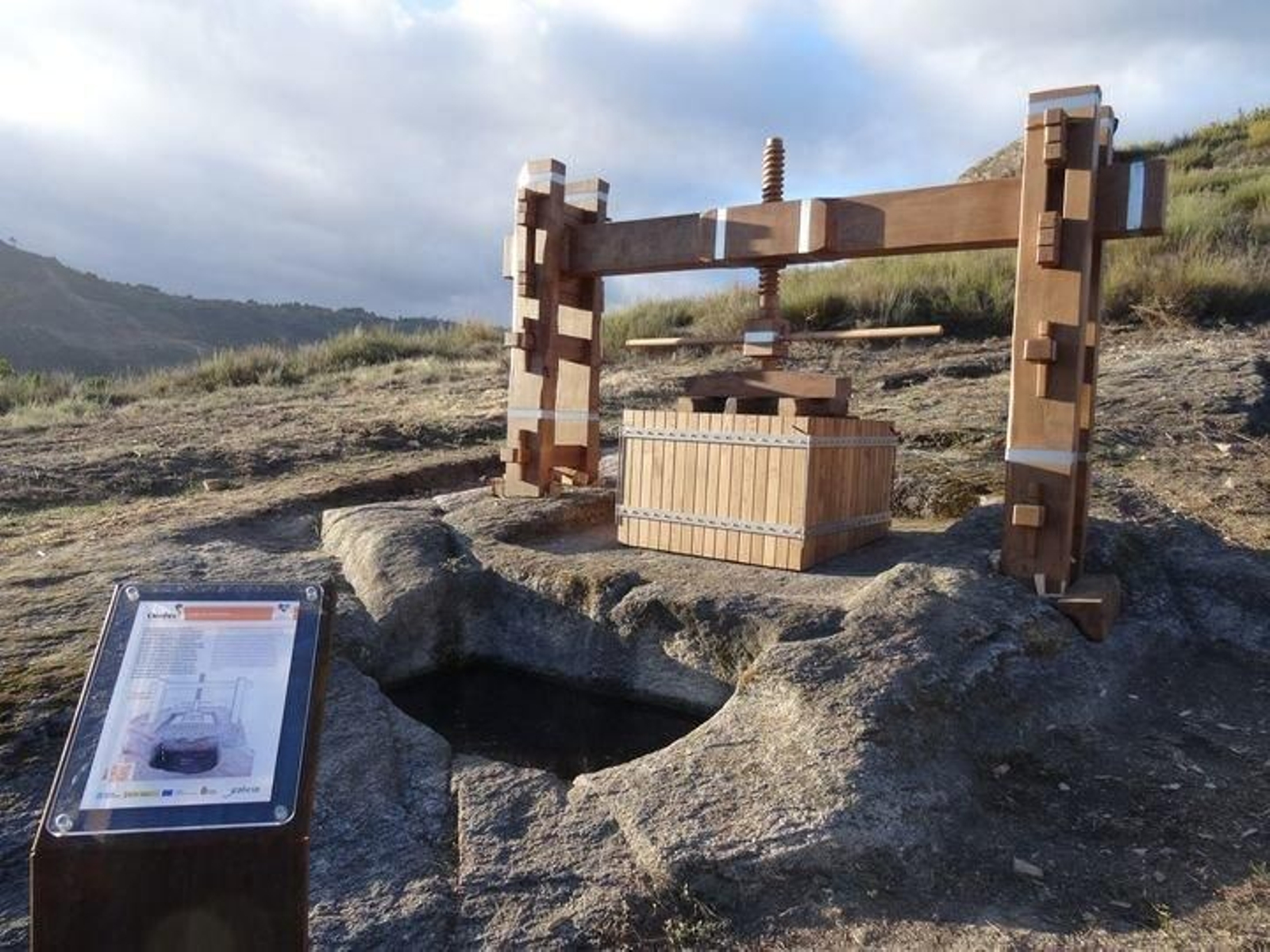 Imagen de la nueva estructura de prensado sobre el lagar rupestre "Xan Petro", en Oímbra.