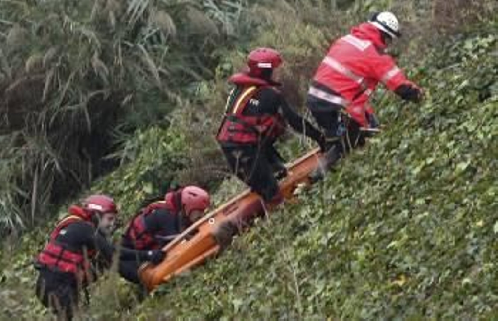 Agentes de la Guardia Civil y efectivos de Emergencias trasladan el cuerpo del hombre de 29 años que había sido dado por desaparecido en Onda (Foto: EFE)