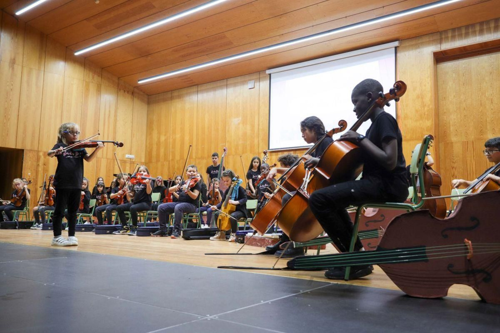 La orquesta infantil “Son das Flores” puso la nota emocional en la inauguración del curso 22/23 del Conservatorio Superior de Música de Vigo.