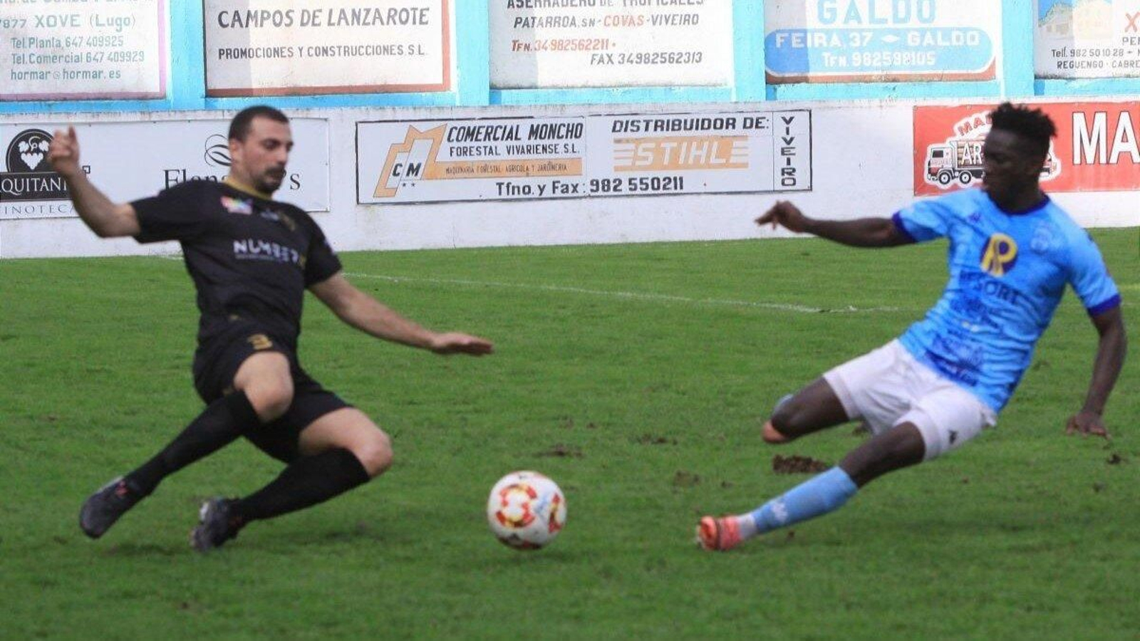 Nespereira se lanza al suelo a por el balón durante el encuentro.