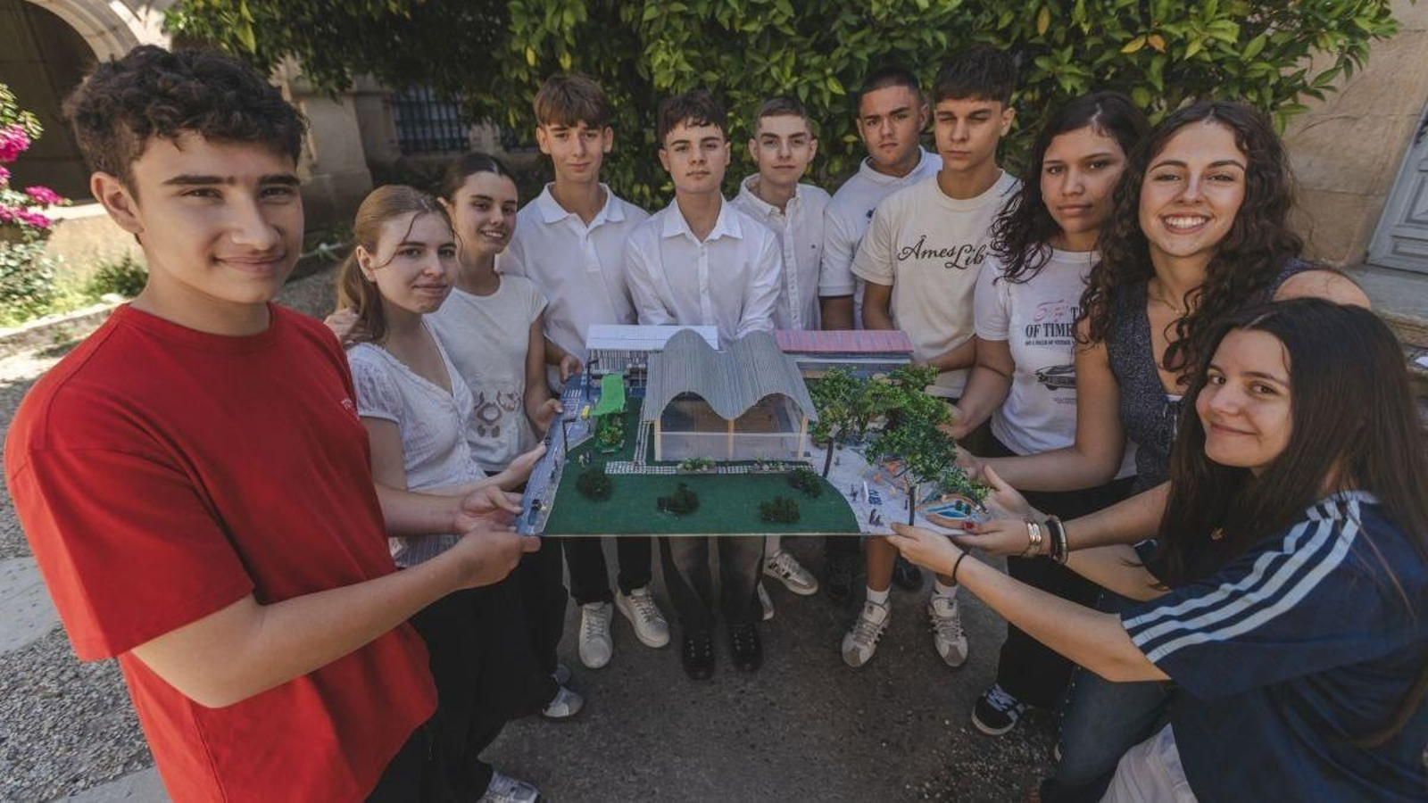 Parte de los estudiantes que participaron en la elaboración del proyecto del refugio climático.