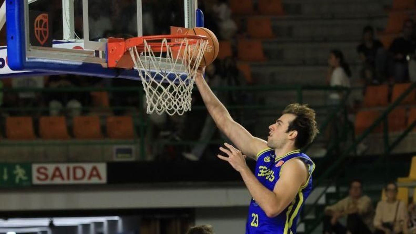 Diogo Seixas deja una bandeja en el duelo ante el Cantabria.