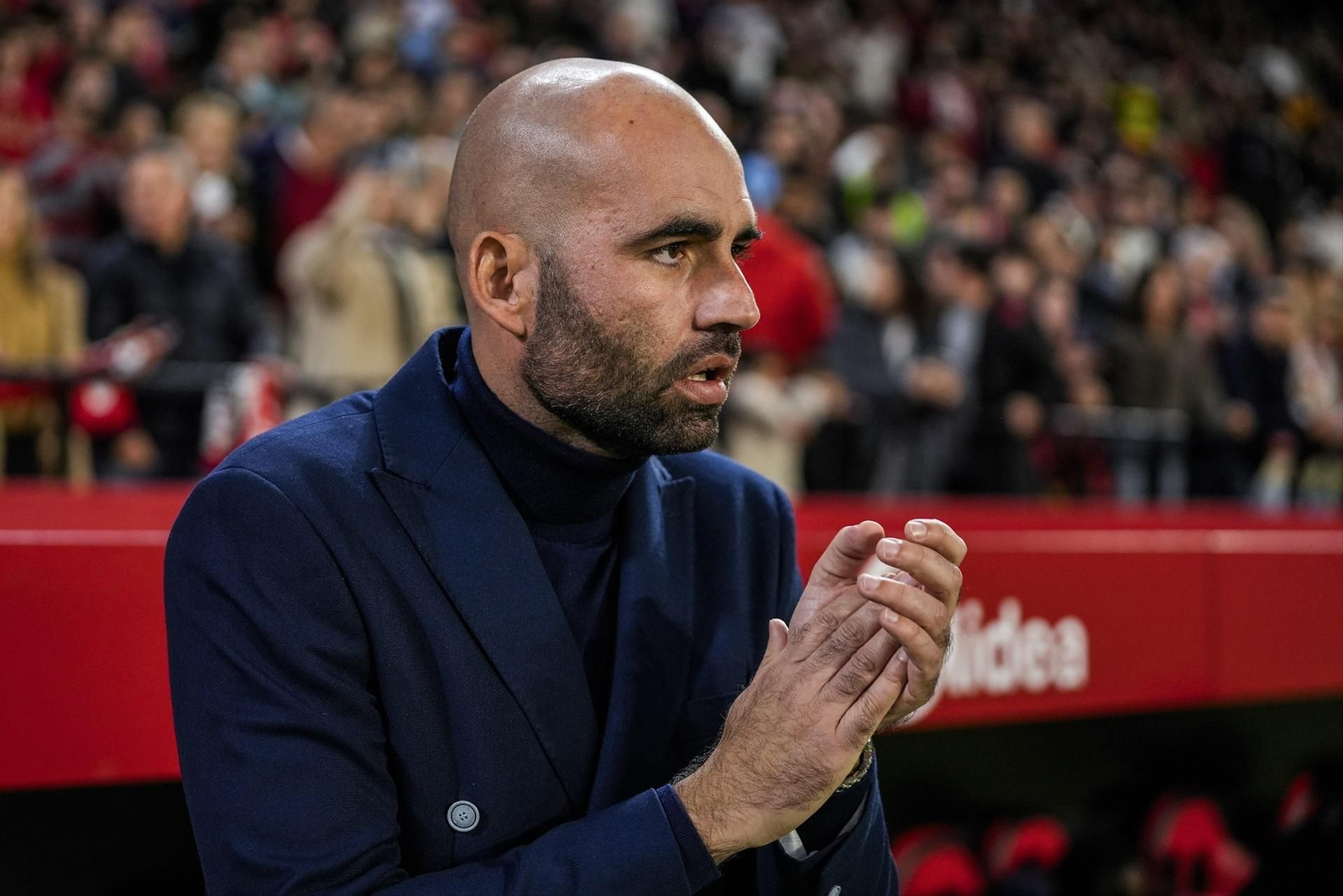 Claudio Giráldez, entrenador del Celta, aplaude durante el partido de ayer en Sevilla.