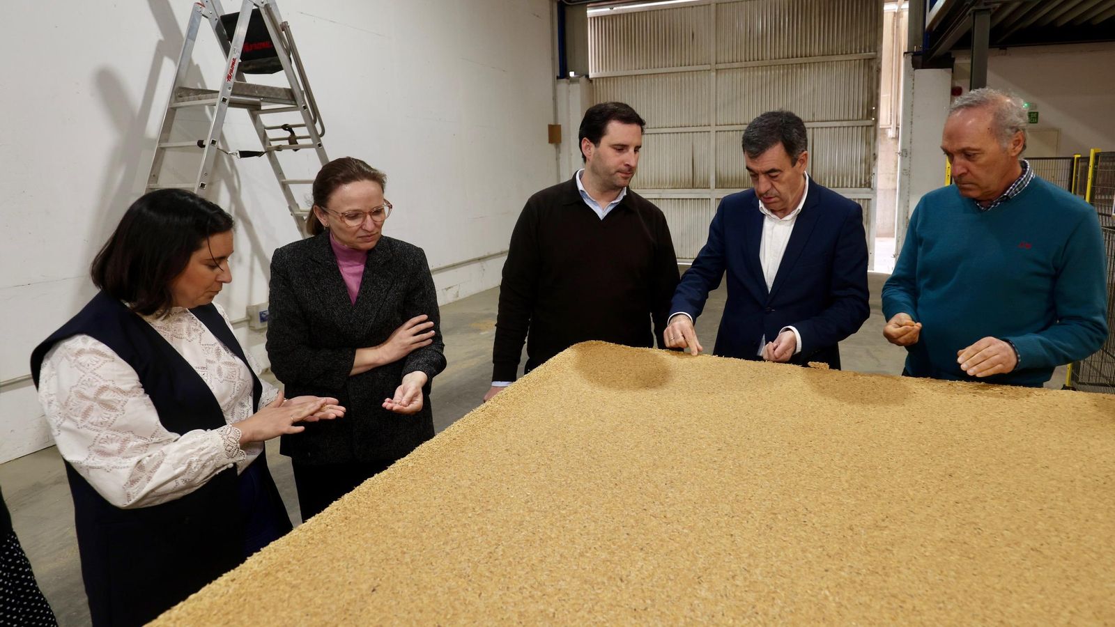 Visita a la fábrica Birdmind en la que Román conoció los tableros de cascarillas de arroz..