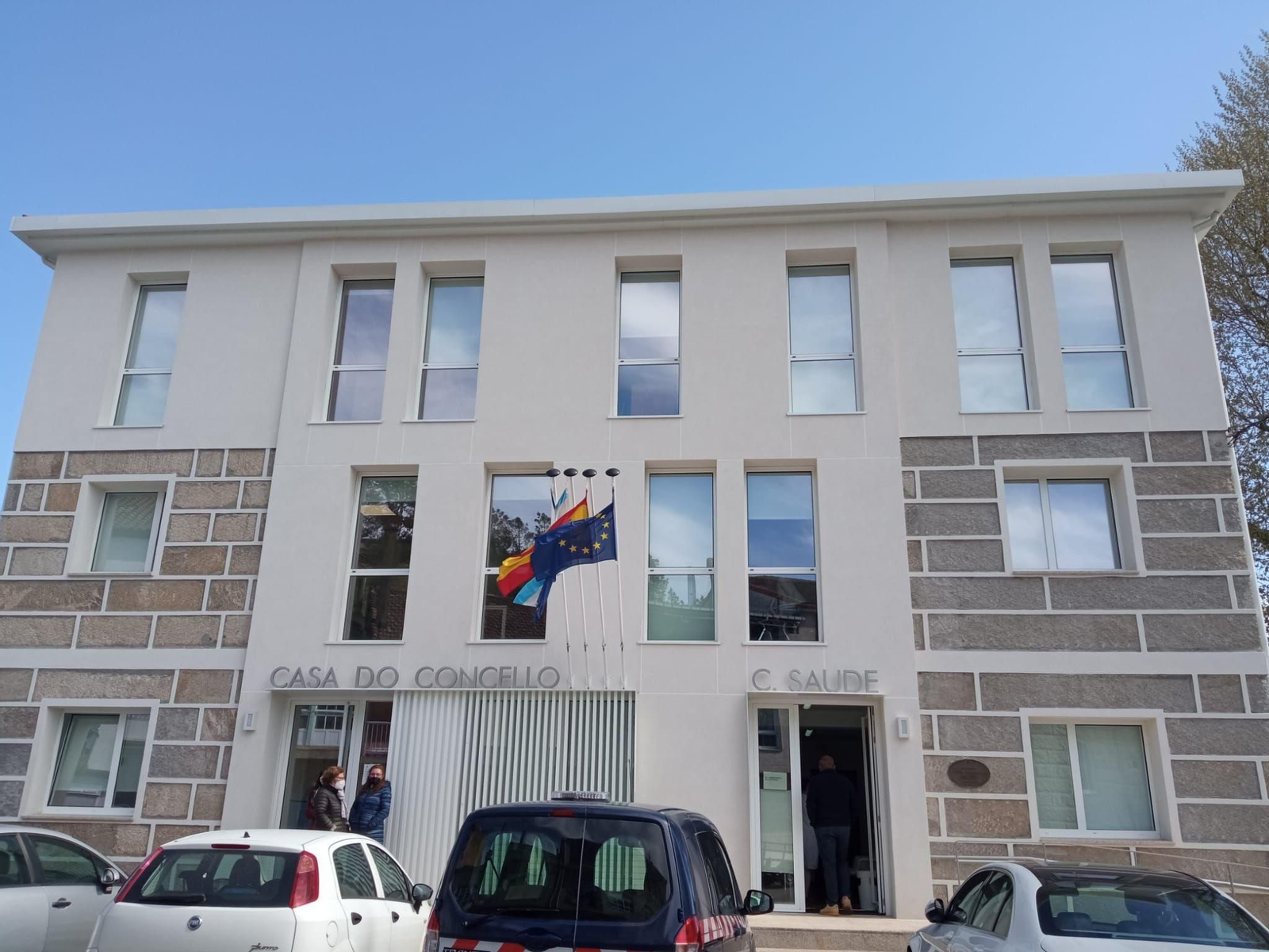 La casa consistorial y el centro de salud de Monterrei. (Foto: C.C.).