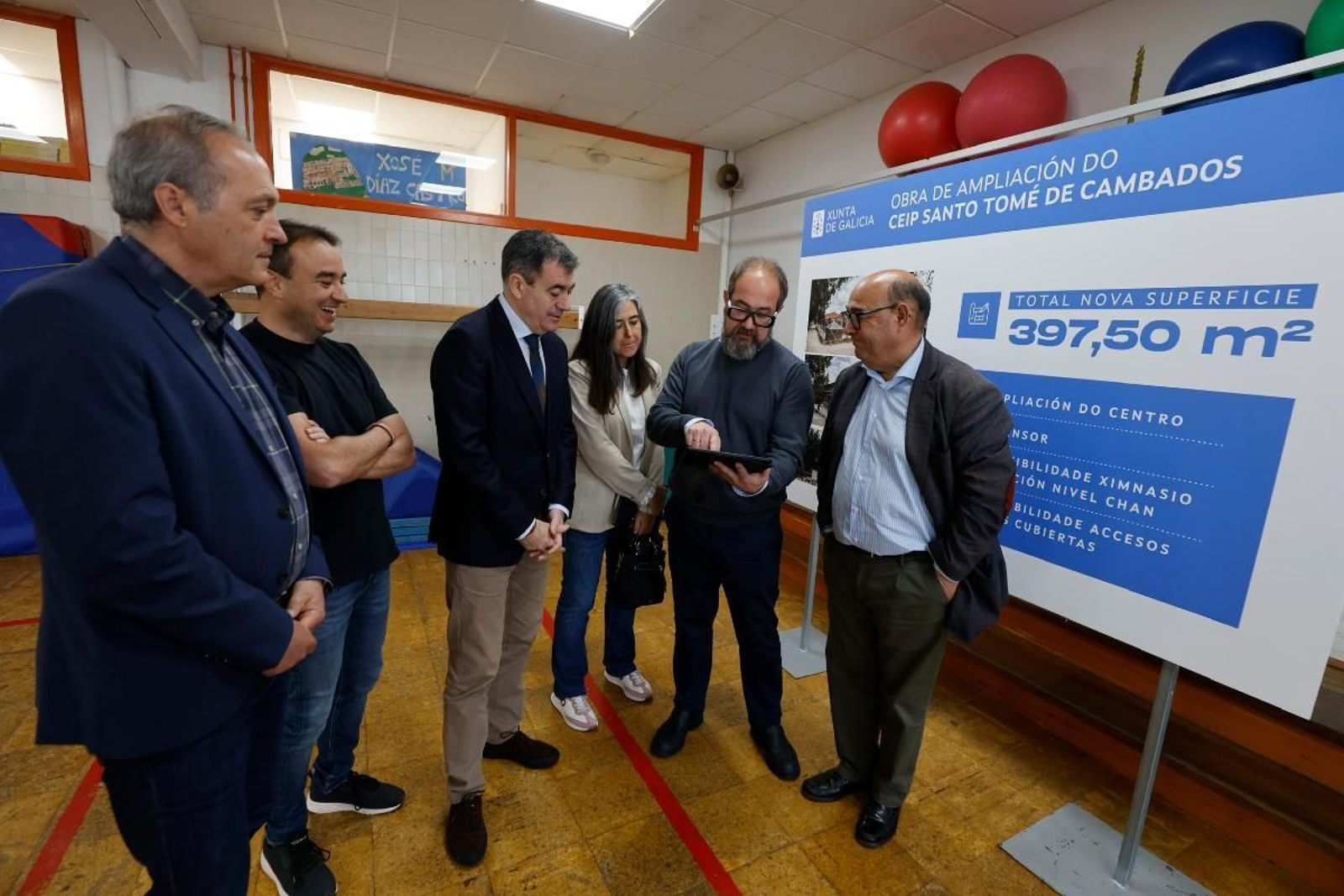 El conselleiro de Educación, Román Rodríguez, con la directiva del CEIP San Tomé de Cambados.