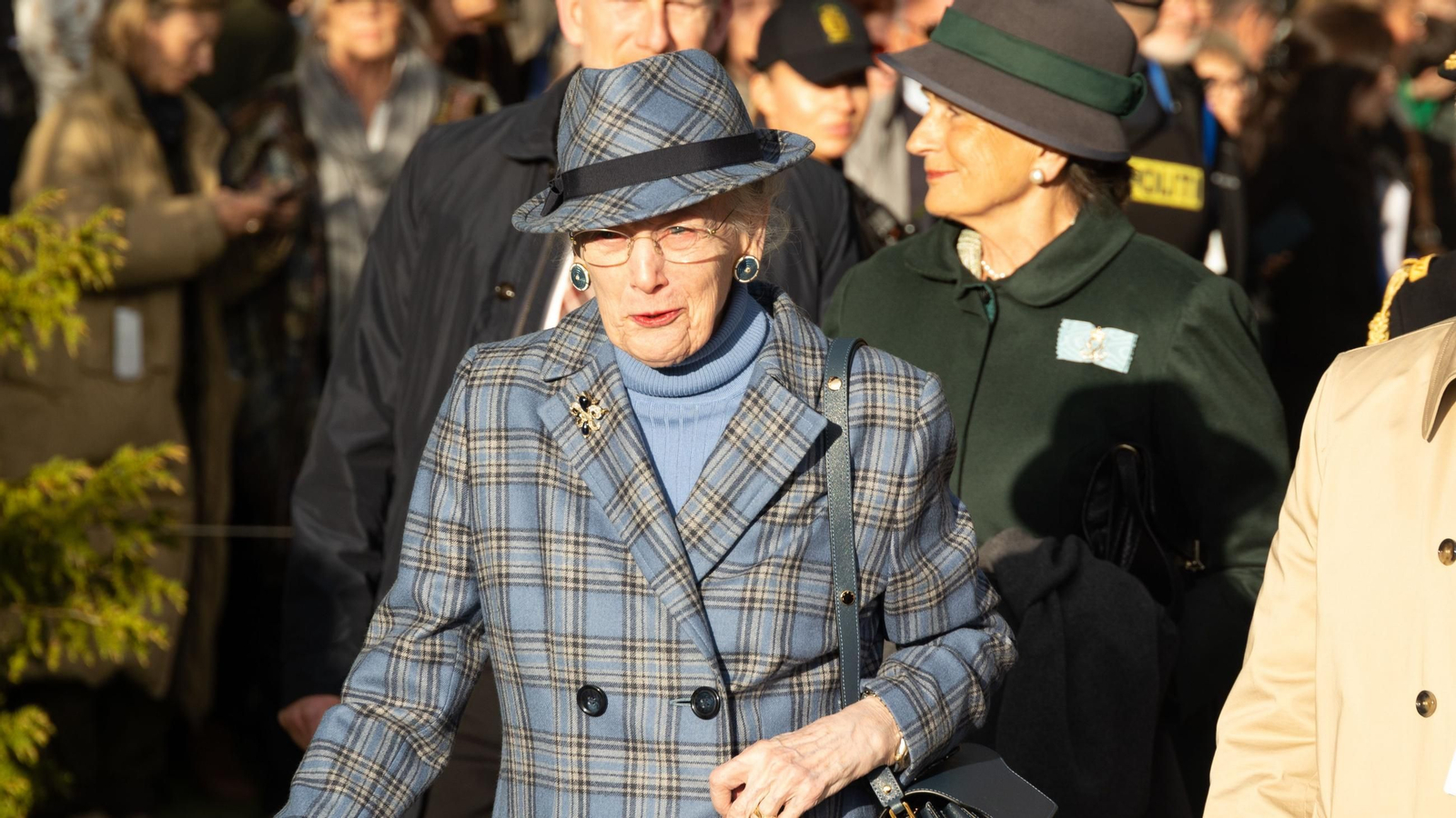 La reina Margarita llega para la conmemoración del 80 aniversario de la liberación de Dinamarca de la ocupación alemana en el Parque Memorial de Hellerup, al norte de Copenhague.