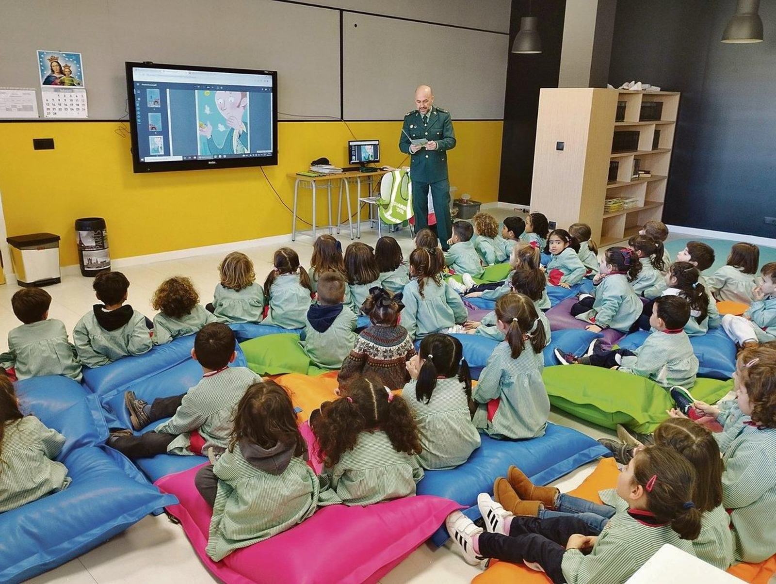 Descubriendo las funciones de un guardia civil.