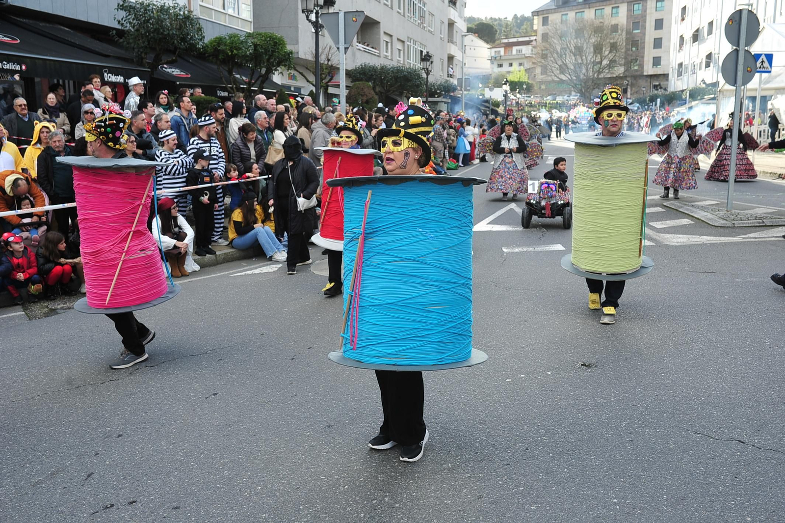 Galería | Color y retranca se pasean por las calles de A Valenzá durante su Martes de Entroido