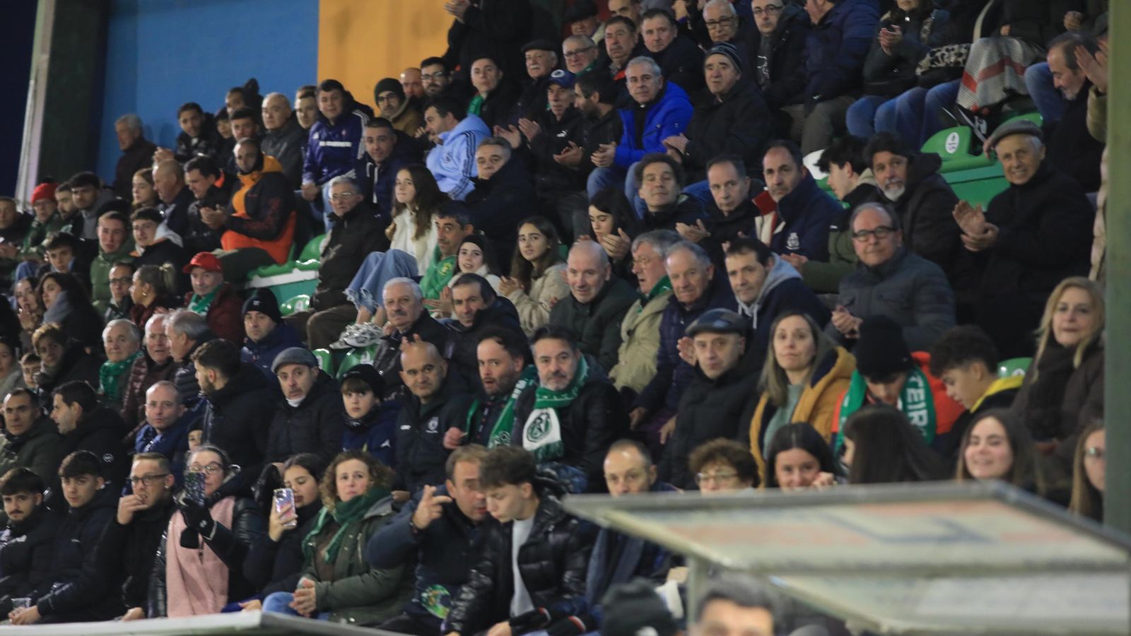 Galería | El frío domina el derbi ourensano entre Arenteiro y Ourense CF en Espiñedo