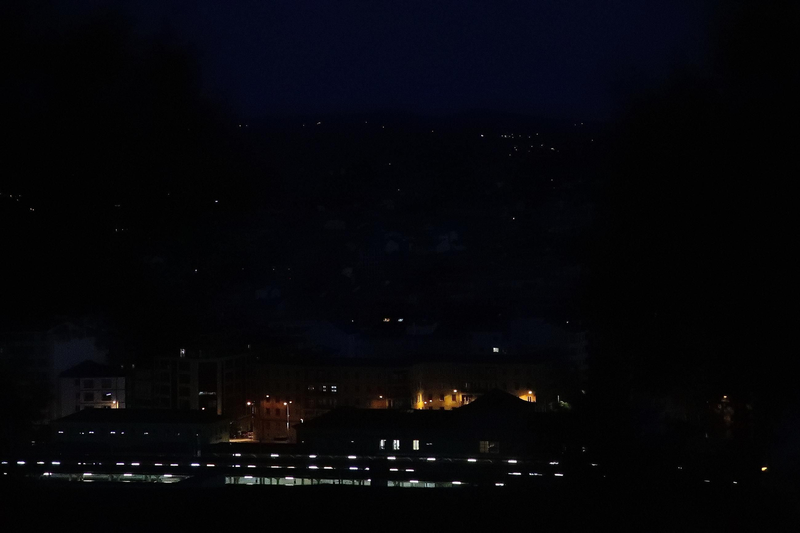 Galería | La ciudad de Ourense anocheció a oscuras en un nuevo apagón