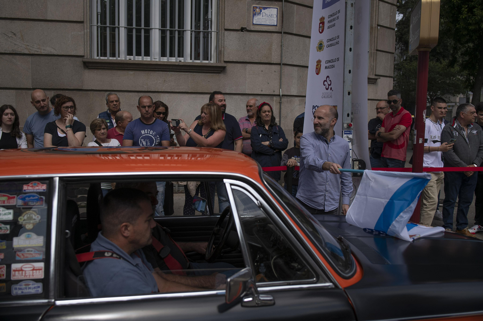 El alcalde de Ourense viendo pasar los coches clásicos de rally en Ourense