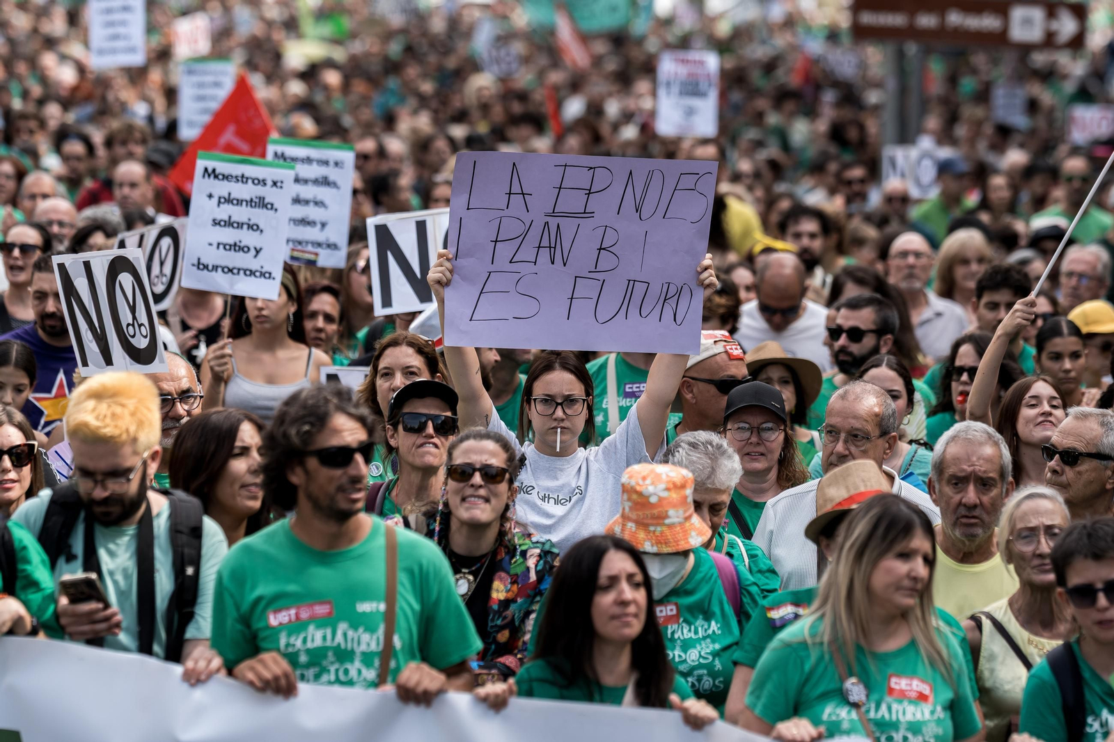 Numerosas personas sostienen pancarta con lema 'La educación pública no es plan B, es futuro'.