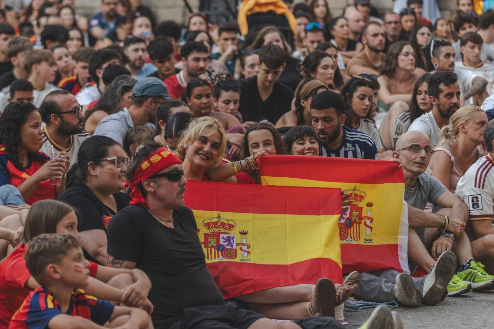 Galería | Camisetas, banderas y las calles de Ourense llenas de emoción por ver a España jugar los cuartos de final, en fotos
