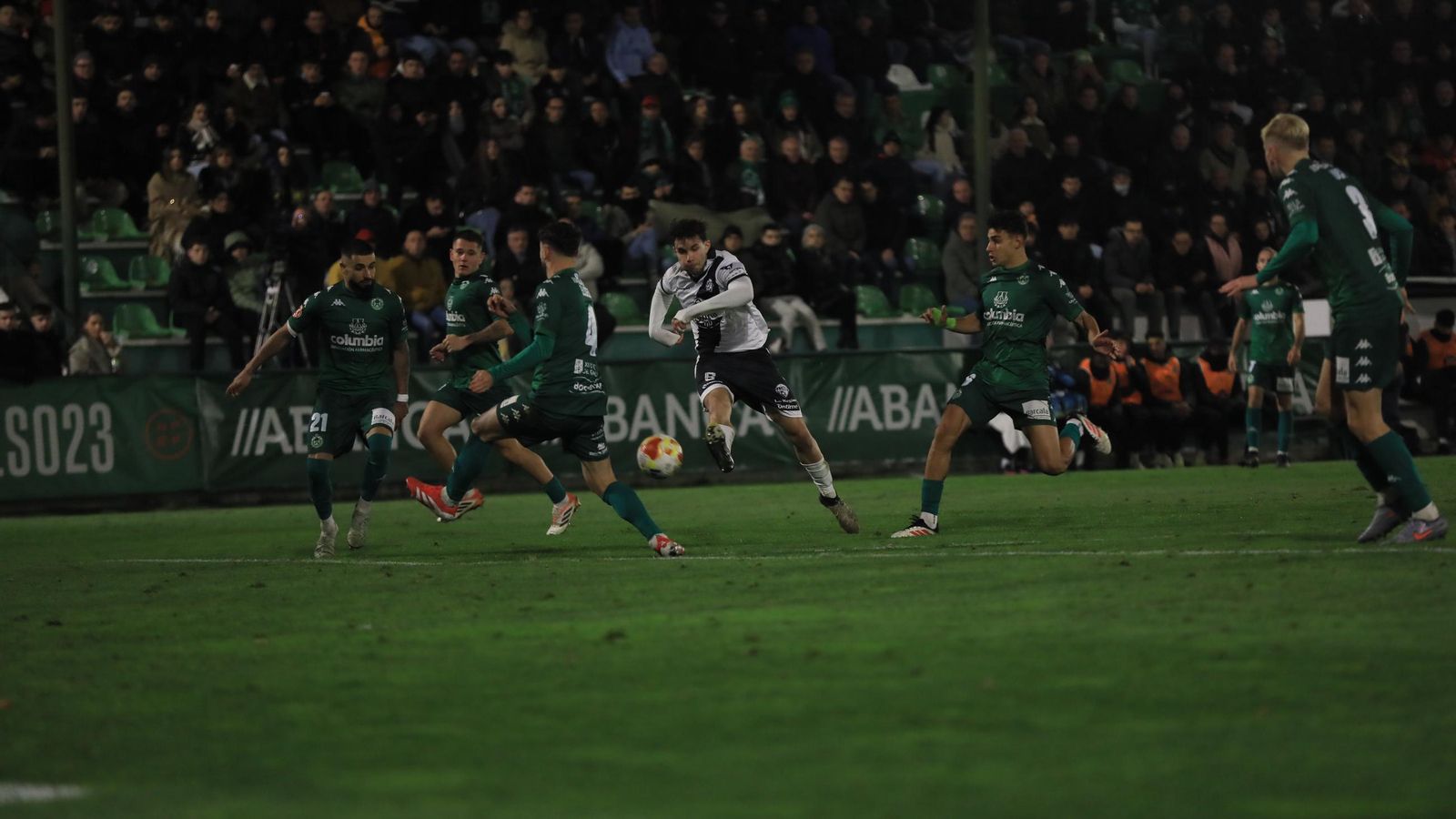 Galería | El frío domina el derbi ourensano entre Arenteiro y Ourense CF en Espiñedo