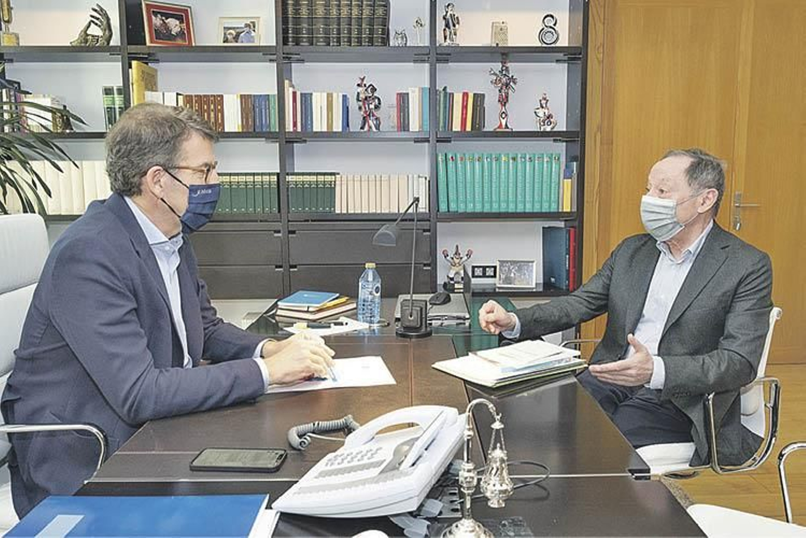 Alberto Núñez Feijóo y Manuel Prado durante la reunión.