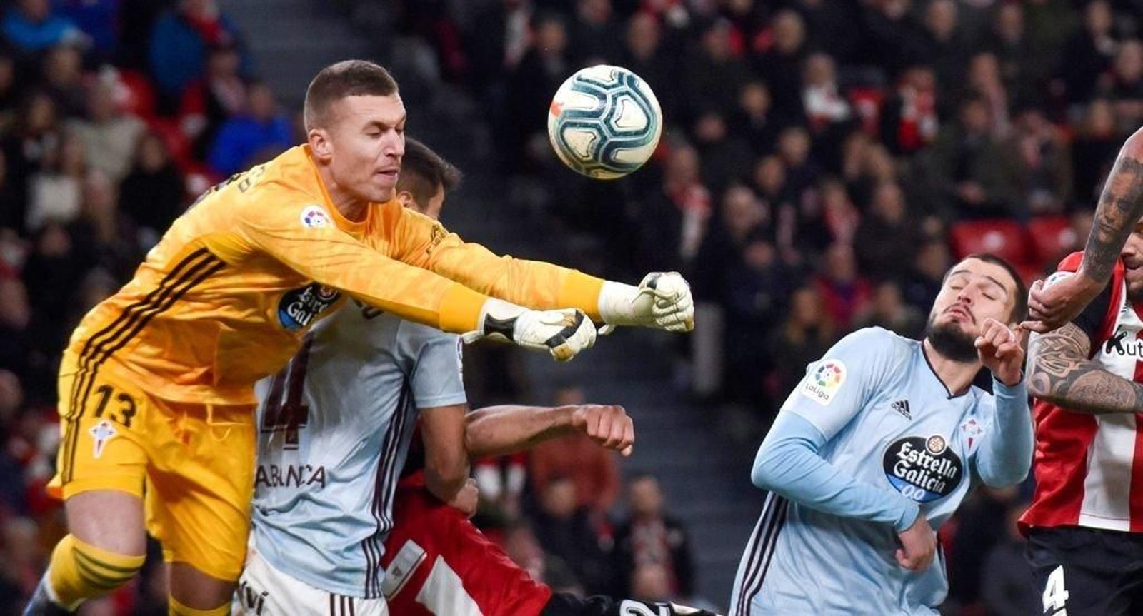 Rubén Blanco trata de despejar el balón en una salida durante el encuentro que se disputó ayer en el estadio de San Mamés.