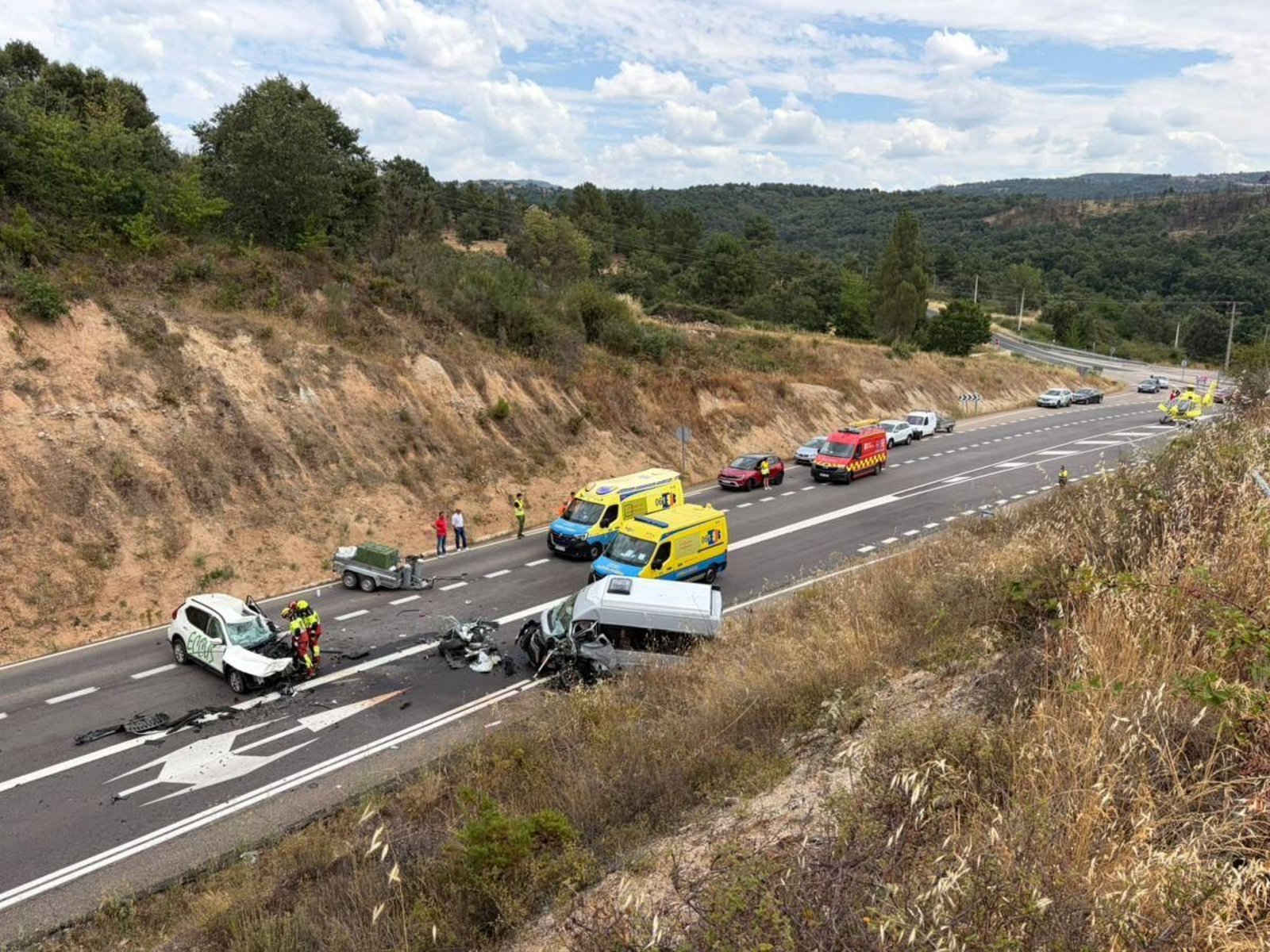 Los servicios de emergencia intervienen en el lugar del siniestro mortal.