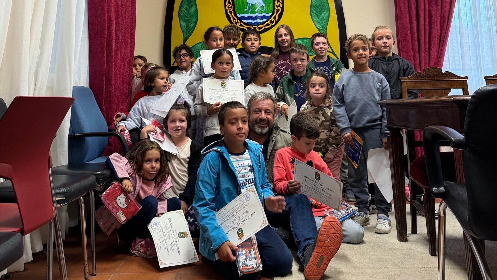 Foto de familia dos novos cualedres co alcalde, Luciano Rivero.