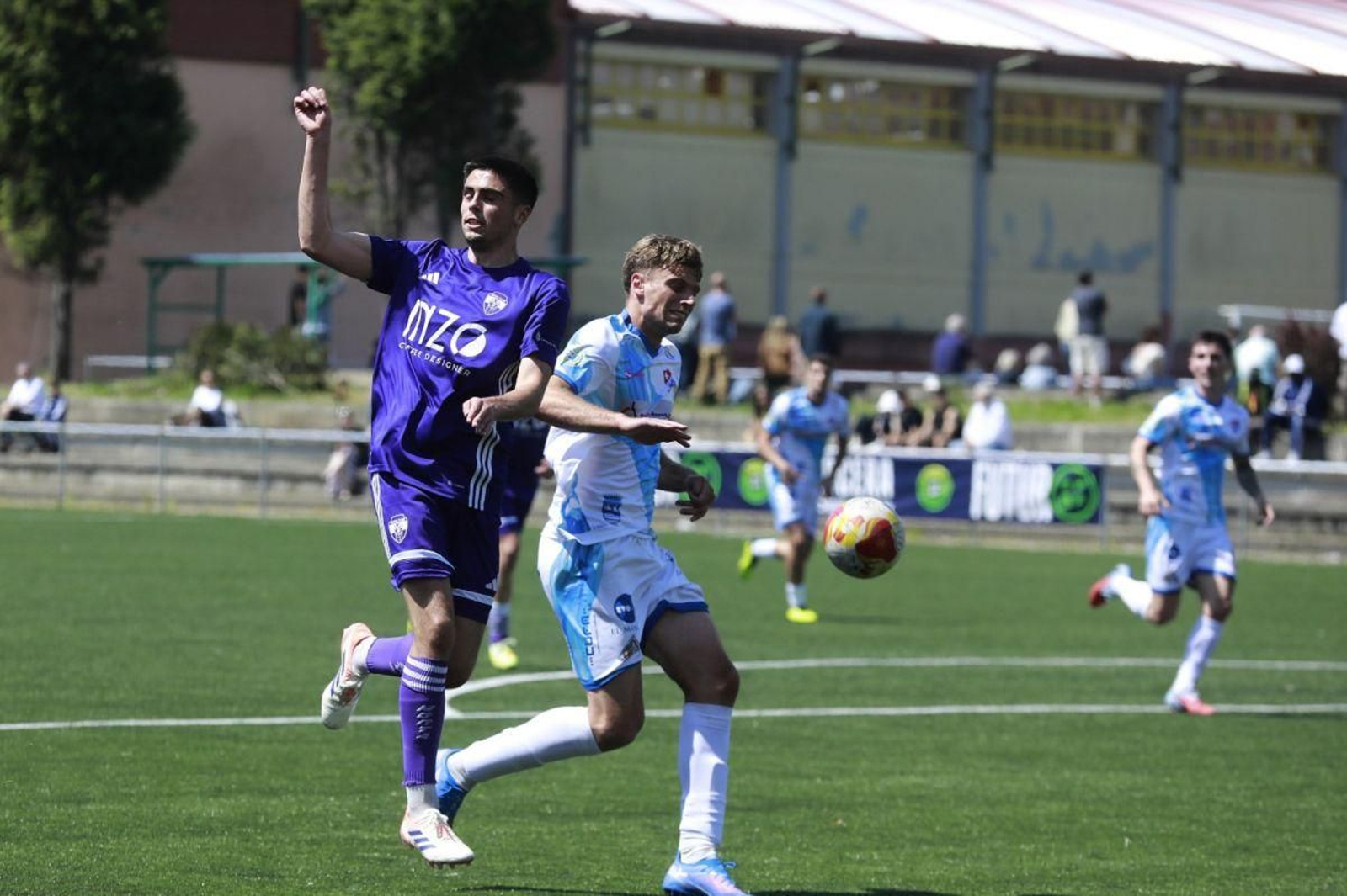Andrés Calvo, del Barco, pugna con un jugador del Montañeros por el esférico en el campo   de Elviña.