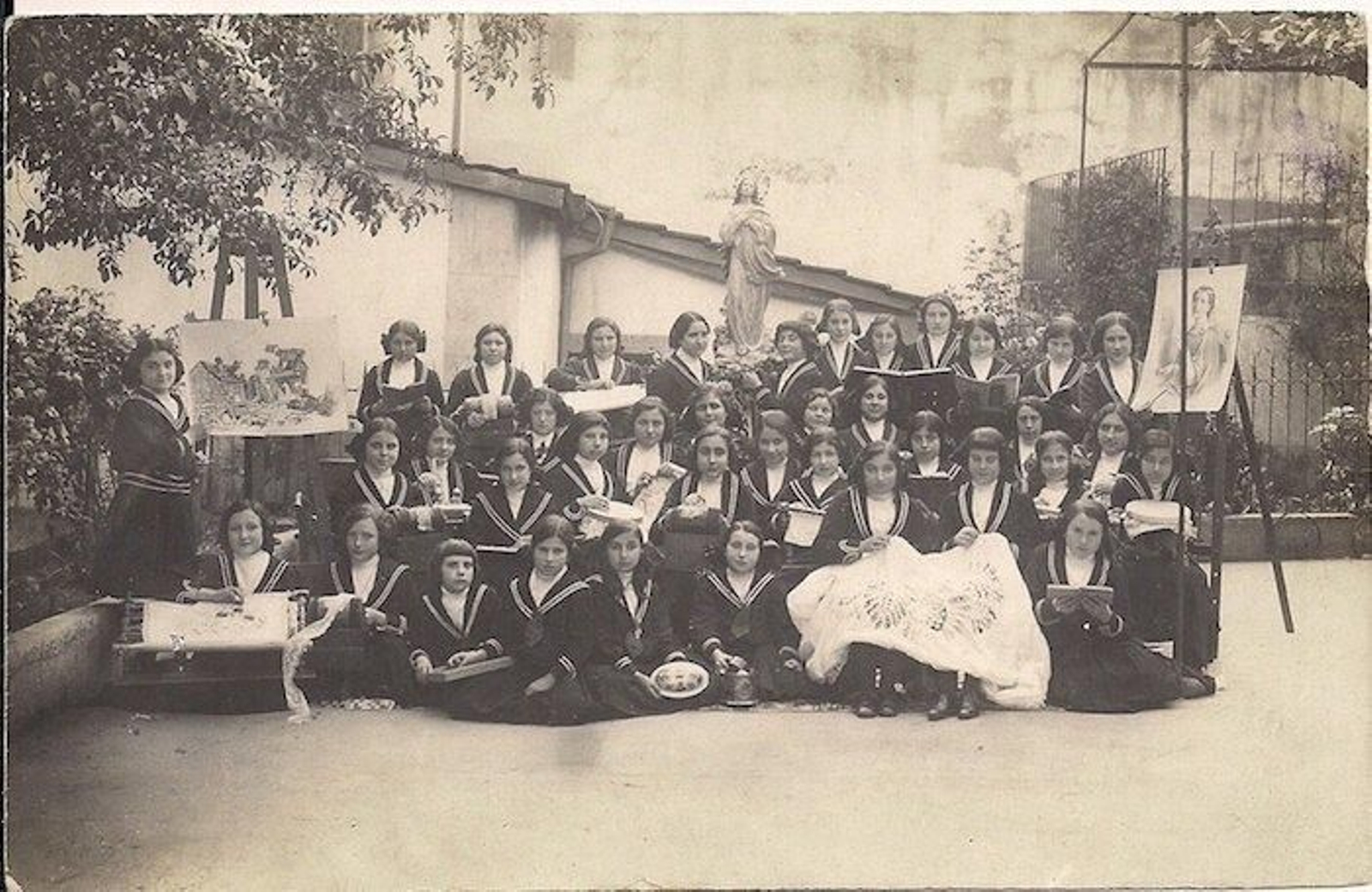 Alumnas de Carmelitas en los años 40. (Colección particular.)