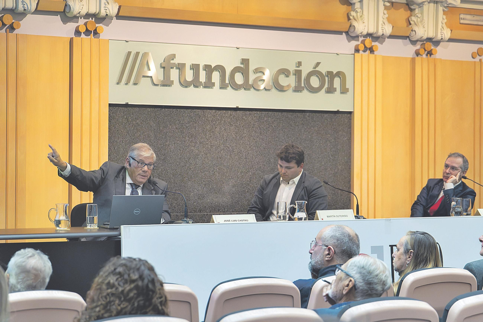 El magistrado José Luis Castro, ayer junto a Martín Outeiriño, del departamento de Marketing de La Región, y el doctor en Derecho Miguel Ángel Michinel.