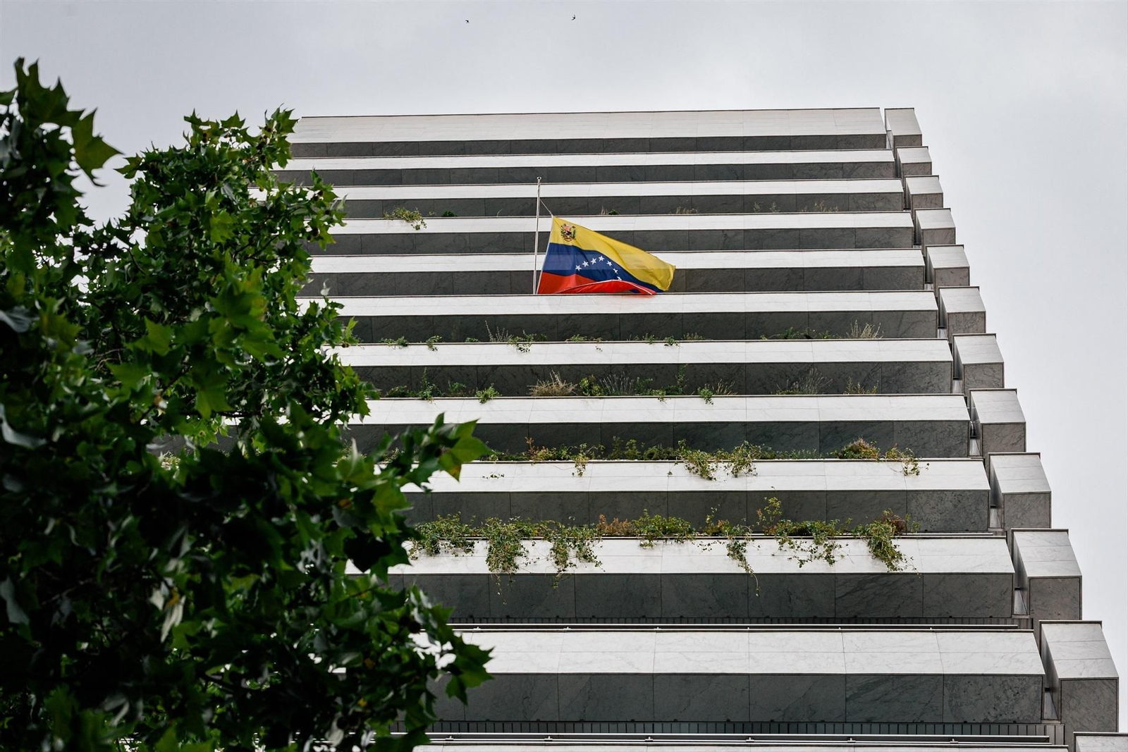 Bandera a media asta en la embajada de Venezuela en España