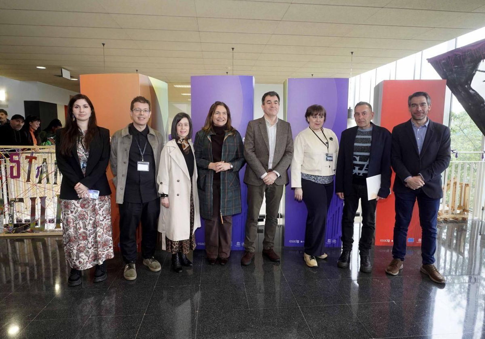 El conselleiro de Educación y Ana Ortiz posan con el resto de autoridades en el hall de la ESAD.