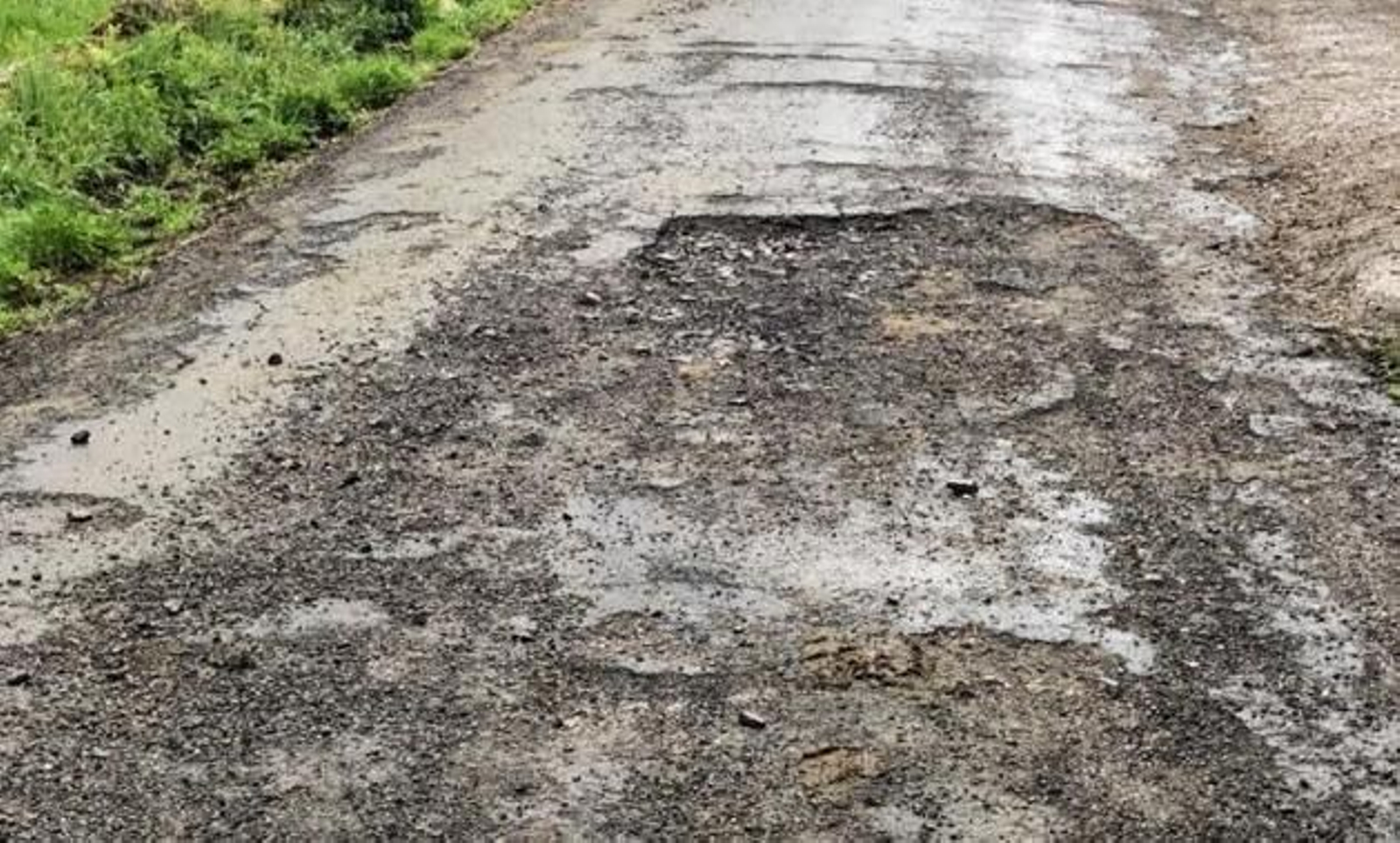 Estado dunha das pistas do concello de Piñor, onde se aprecian importantes socavóns.