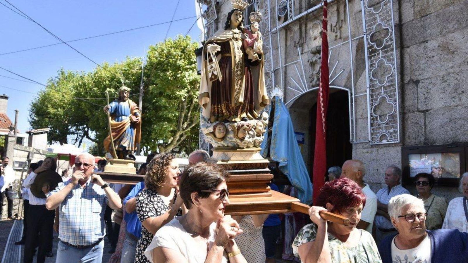 La procesión congregó a decenas de fieles ayer al mediodía pese al calor.