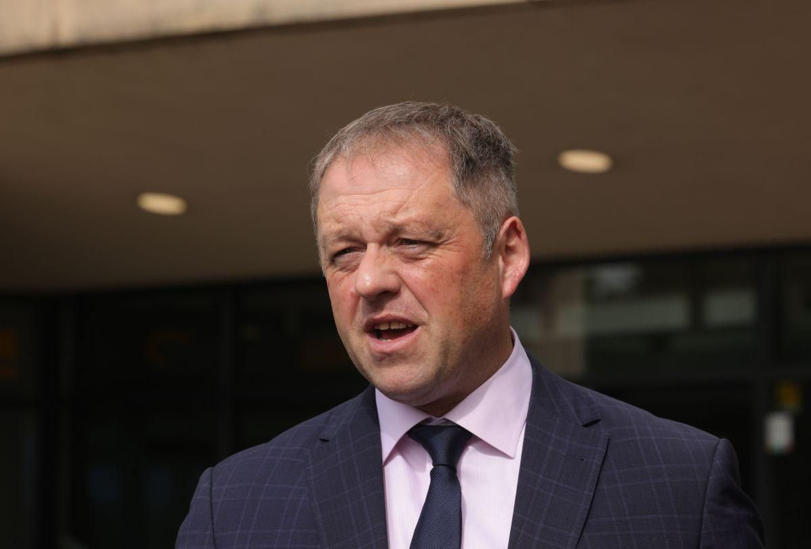 El ministro irlandés para Asuntos Europeos y Defensa, Thomas Byrne, en declaraciones a los medios.