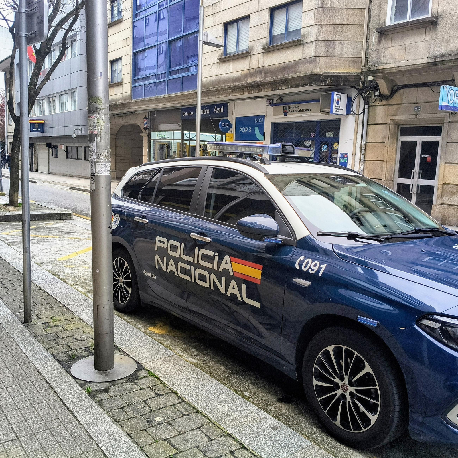 Coches policiales frente a la sede de la Policía Nacional, en Benito Corbal (Pontevedra).