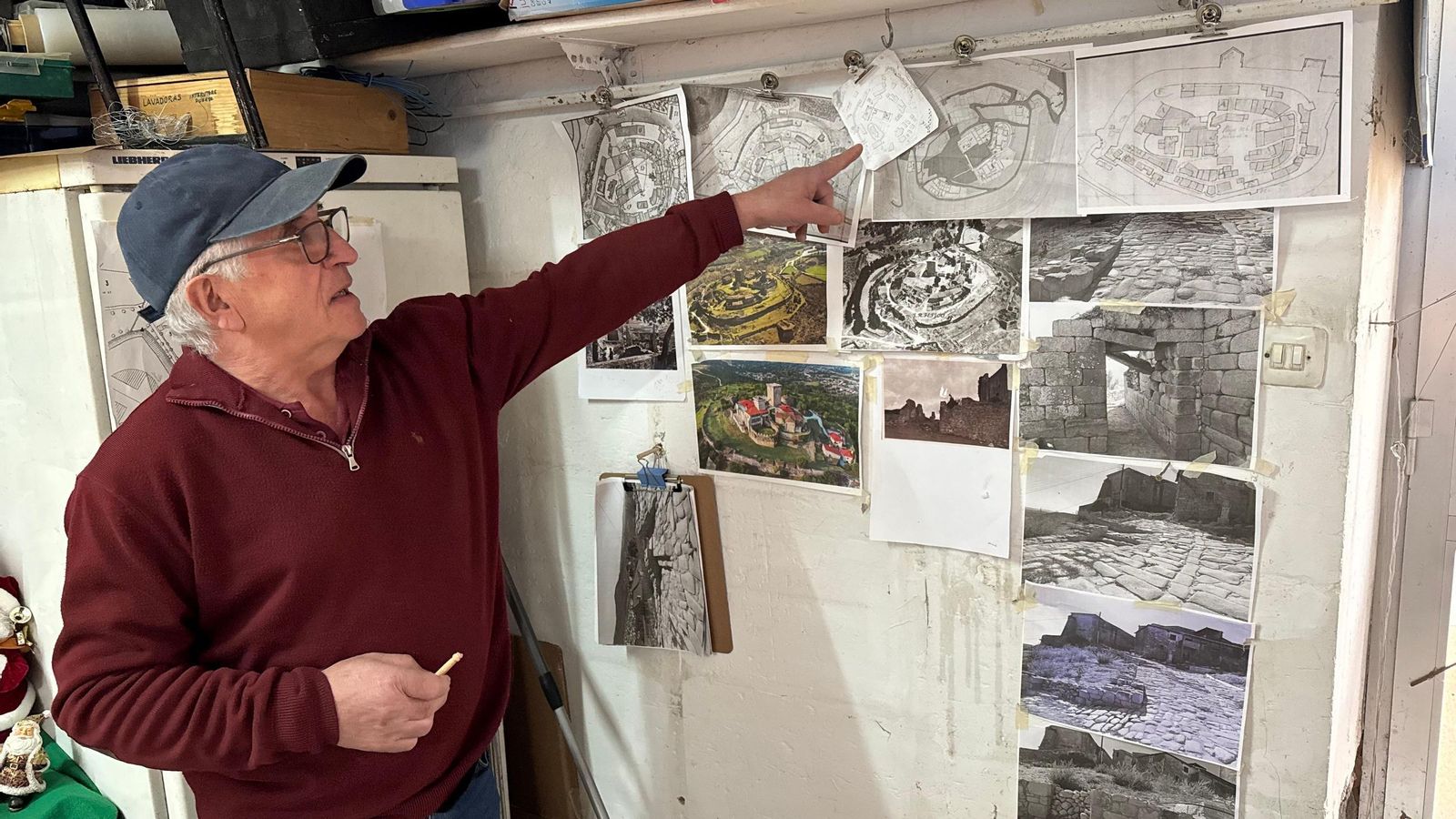 Toño Justo muestra las fotografías y planos que ha usado como referencia.