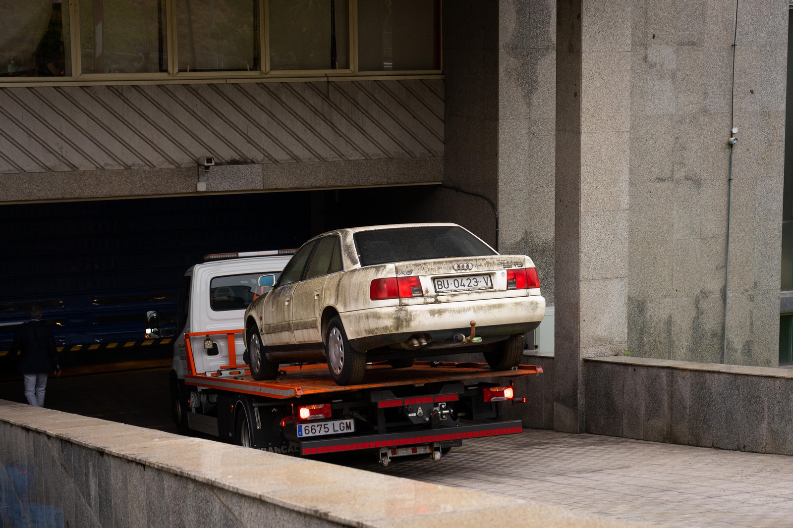 Traslado e inspección del coche familiar del triple crimen de Burgos