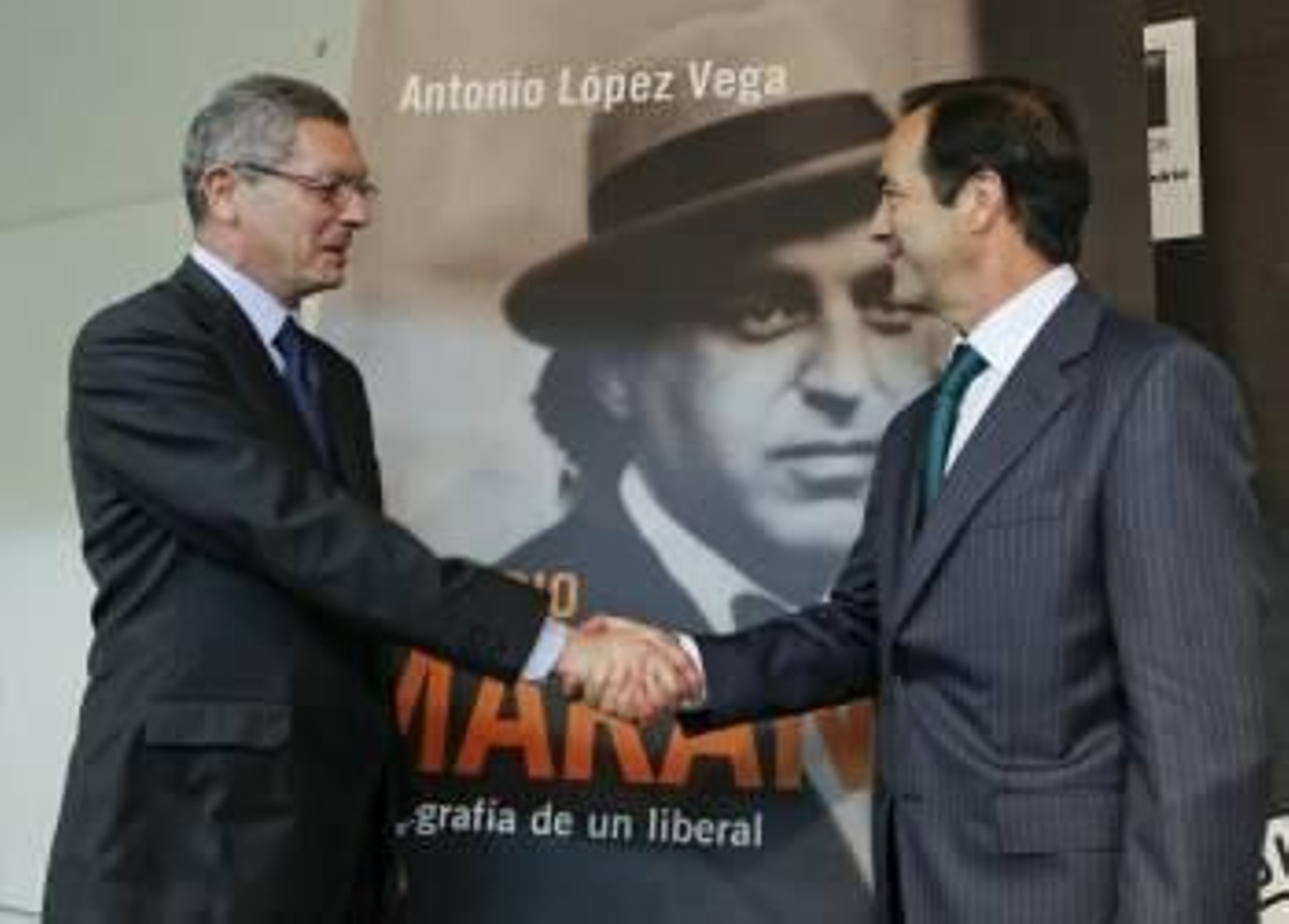 Alberto Ruiz-Gallardón,(i), estrecha la mano al presidente del Congreso de los Diputados, José Bono, durante el acto de presentación del libro 'Gregorio Marañón: radiografía de un liberal'