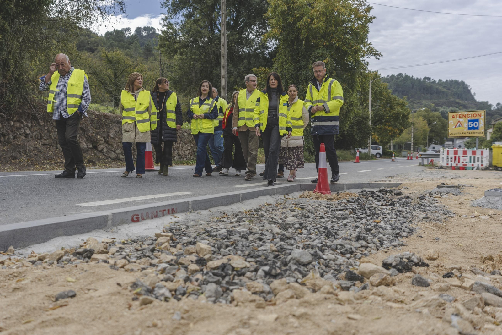 La conselleira de Vivenda, María Martínez Allegue, supervisa las obras de la senda de Reza.