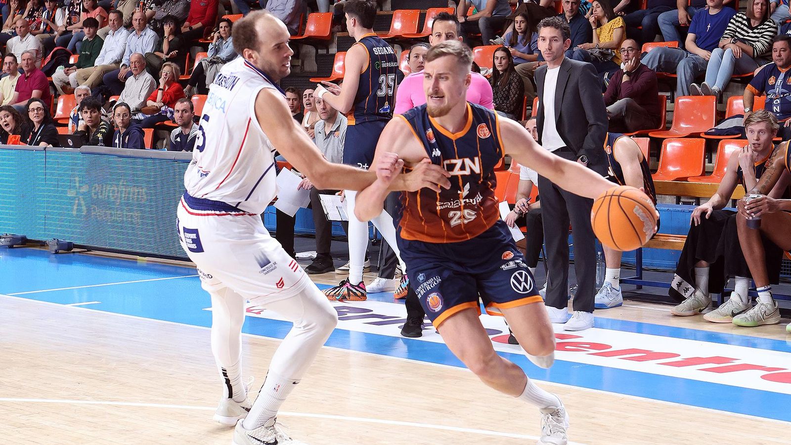 El checo Zidek entra a canasta ante el Obradoiro.