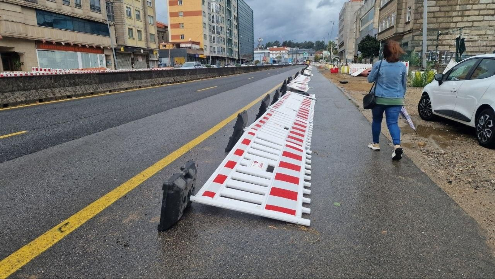 Galería | Árboles y mobiliario urbano sufren el primer temporal del otoño en Vigo