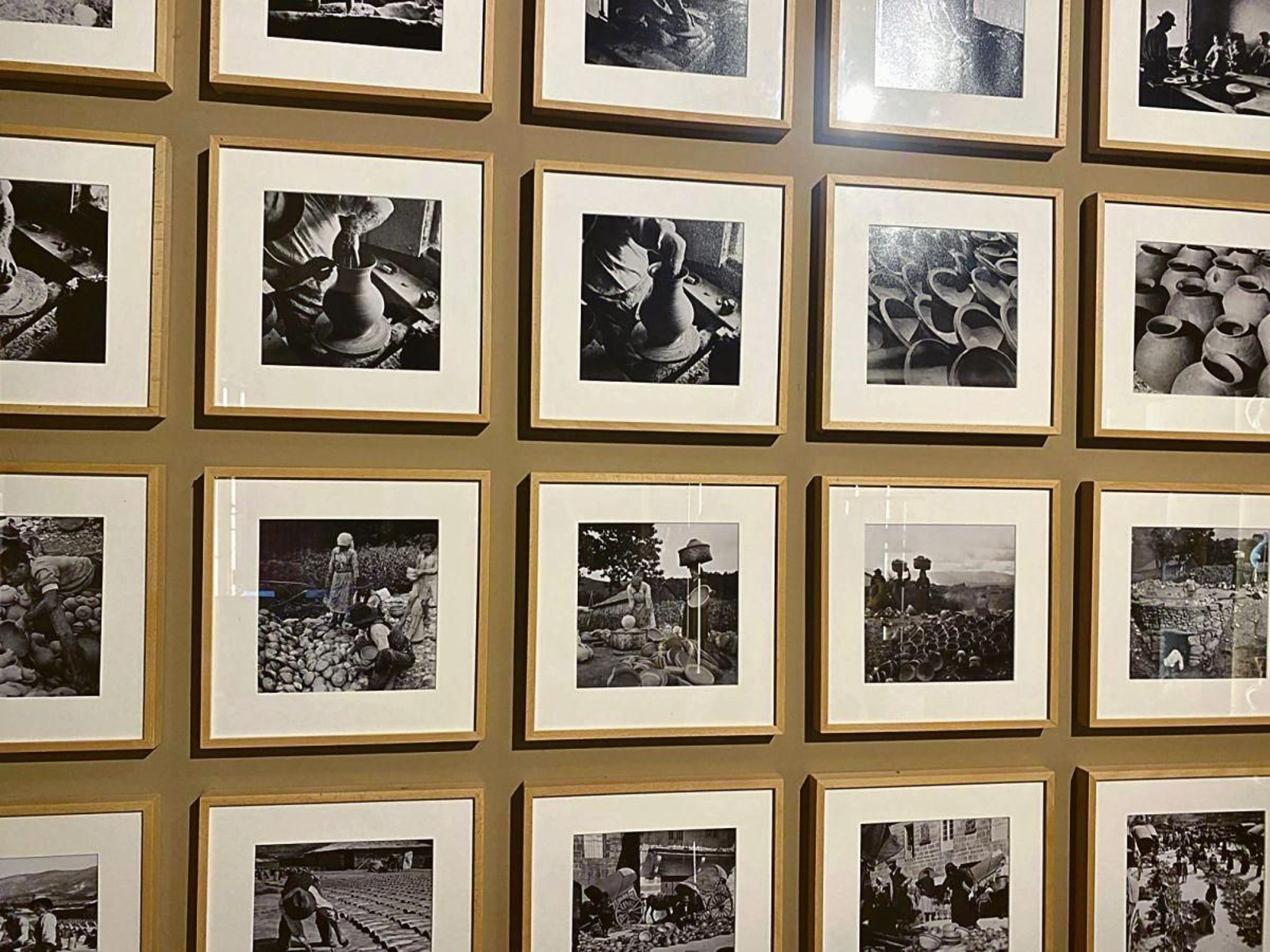 Un detalle das instantáneas que narran o proceso do barro.