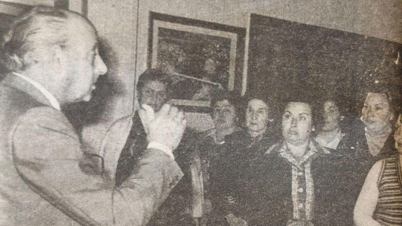 El delegado de Obras Públicas señor Inaraja atiende a las vecinas del Couto.