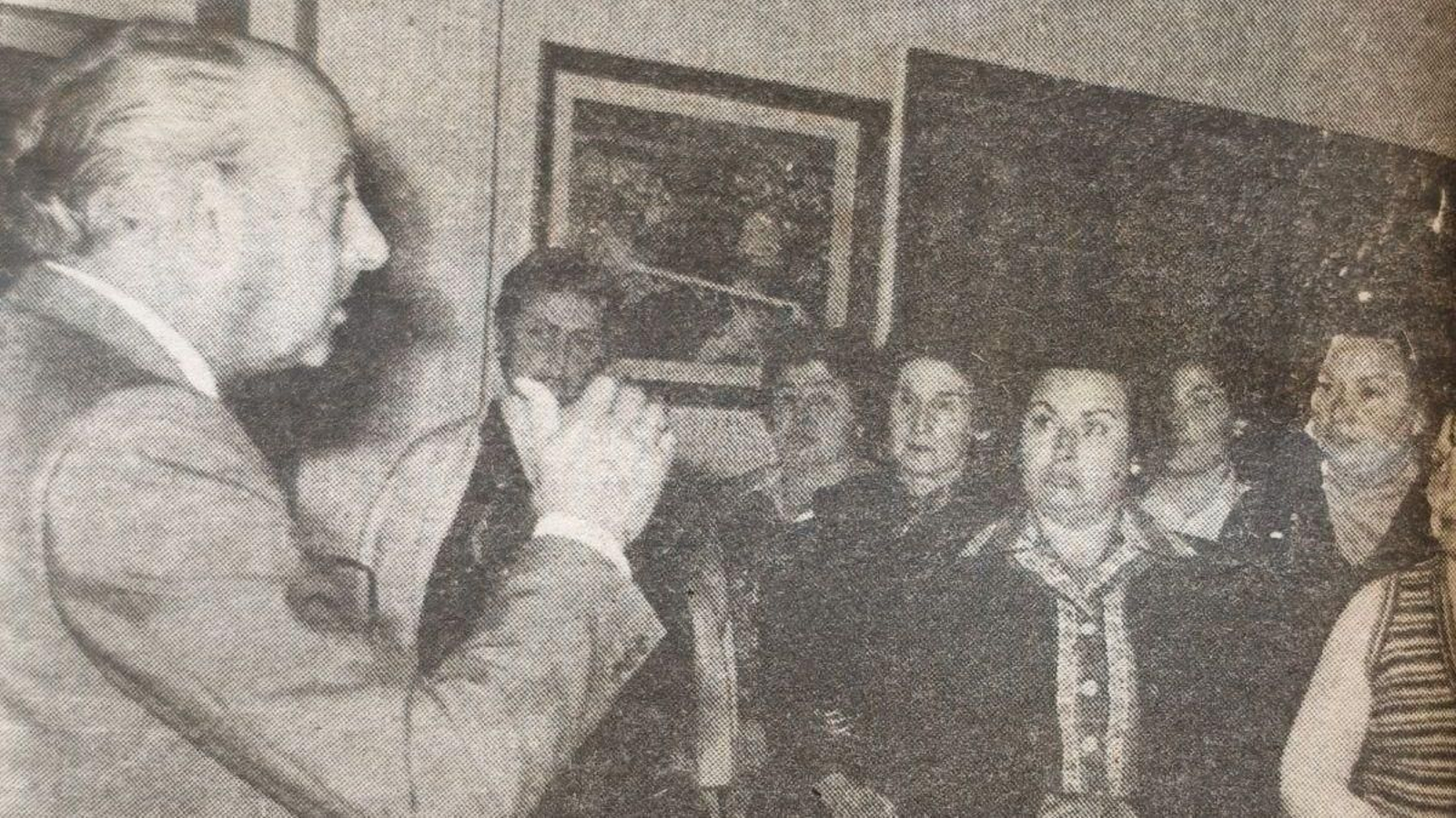 El delegado de Obras Públicas señor Inaraja atiende a las vecinas del Couto.
