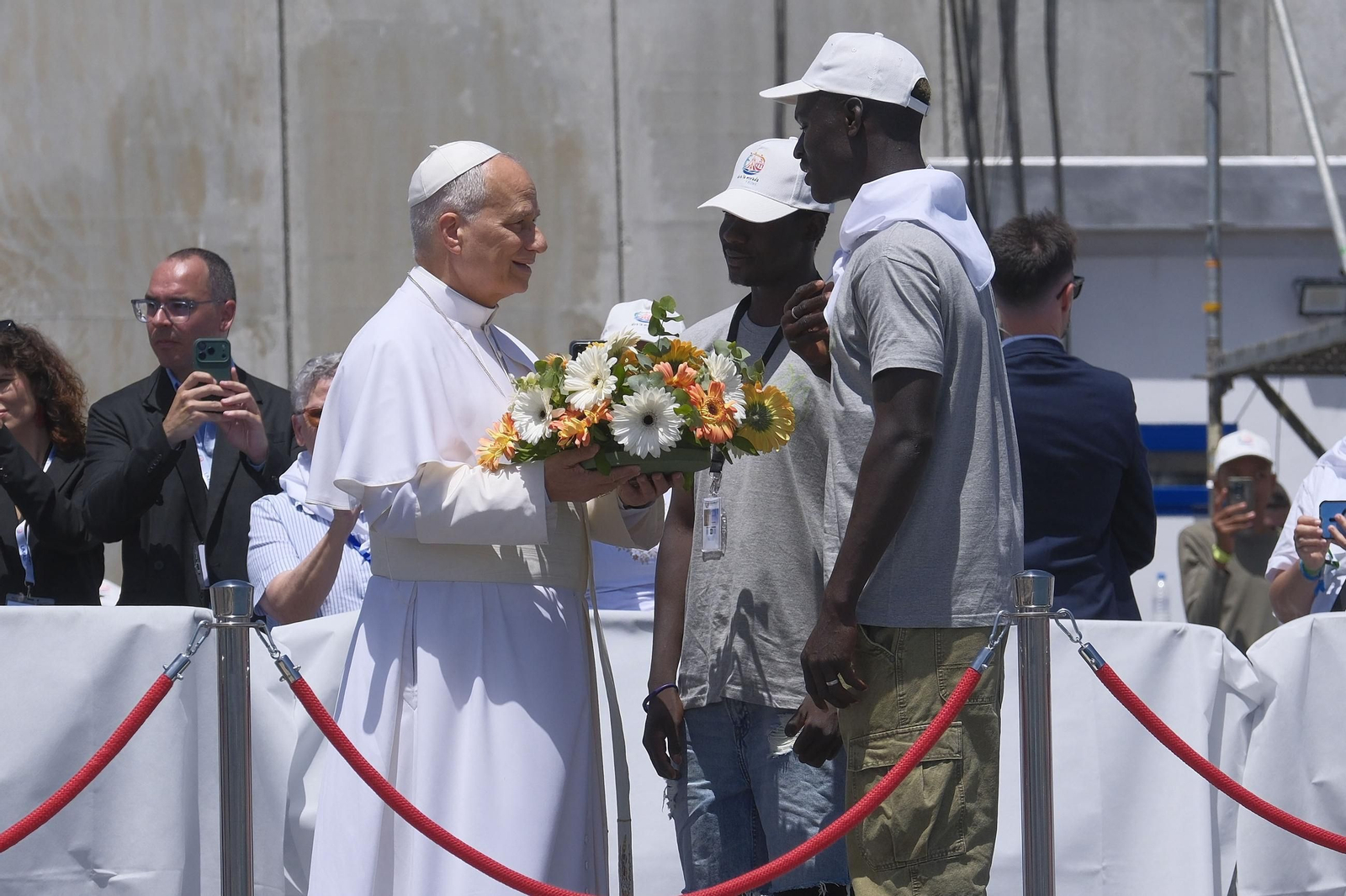 Galería | El papa León XIV se encuentra con migrantes en el puerto de Arguineguín