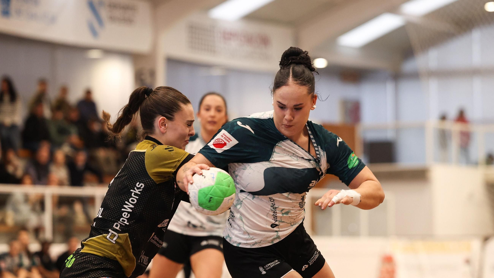 María Sancha agarra a Noelia Solla en el partido de ayer disputado en A Sangriña.