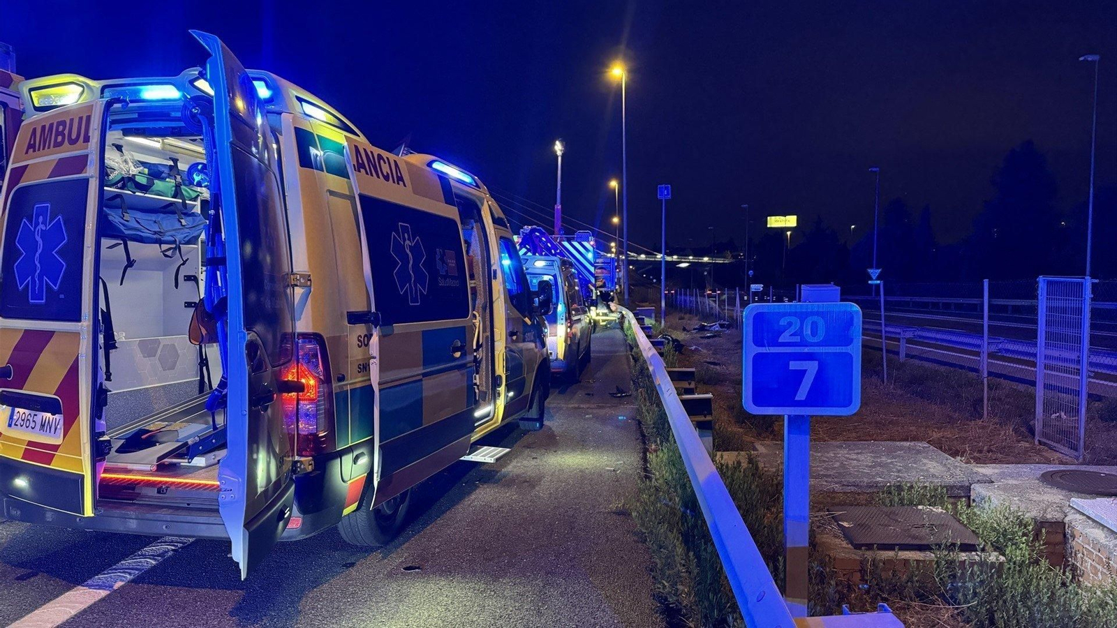Los servicios de emergencias en el punto de la A-6 en el que se produjo el accidente mortal. // EP