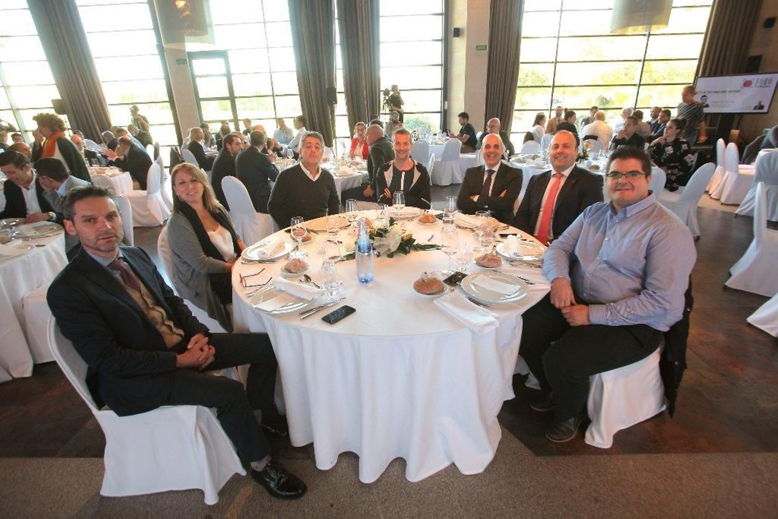 En el centro de la imagen, Karel de Beule, con el presidente y editor de La Región, Óscar Outeiriño, a su derecha. Les acompañan en la mesa, de izquiera derecha, Xosé Pastoriza, director de La Región; Cristina Cid, alcaldesa de Allariz; Luis Álvarez-Sestelo, consejero delegado de Optare Ventures; Alfredo Ramos, director general de R, y Francisco Javier Rodríguez Martínez, director de la Escuela de Informática.