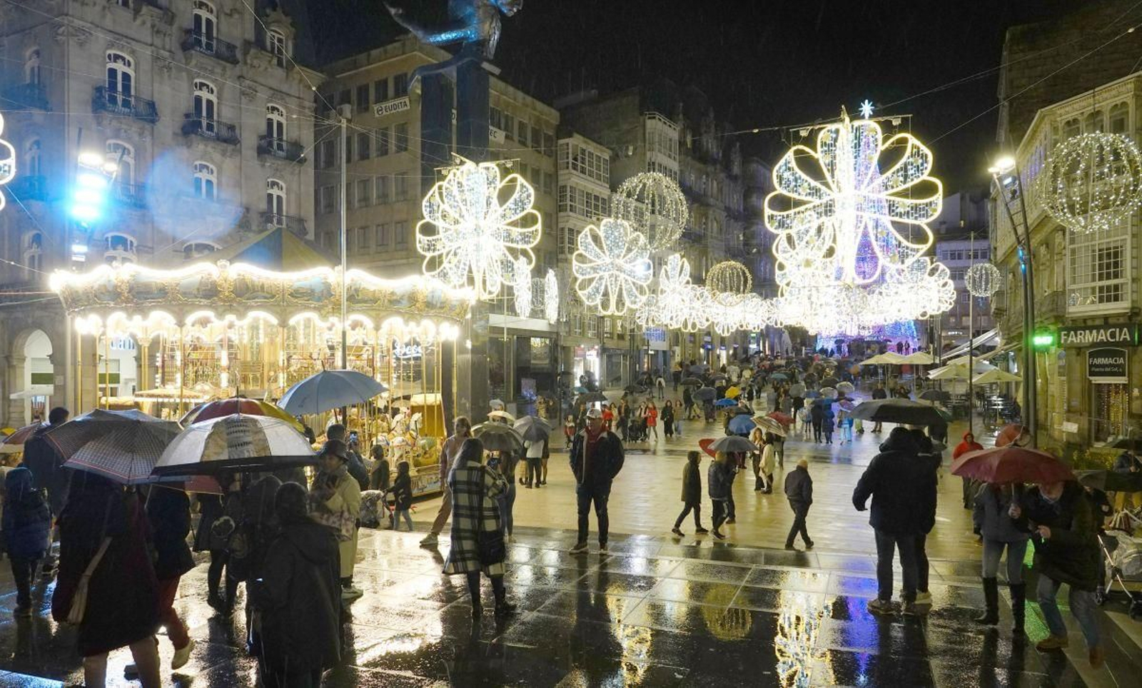 La Porta do Sol, que se estrena este año como la gran plaza de Vigo, ayer, con cientos de visitantes que acudieron a ver la decoración navideña pese a la lluvia.