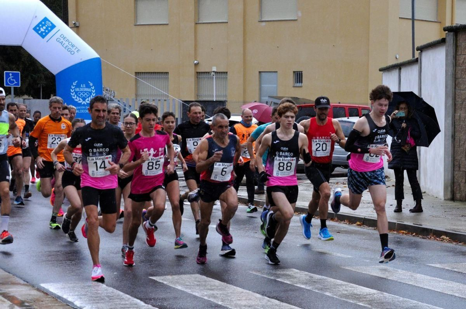 Primeros metros de la carrera absoluta en O Barco.  Fptp: Cedida