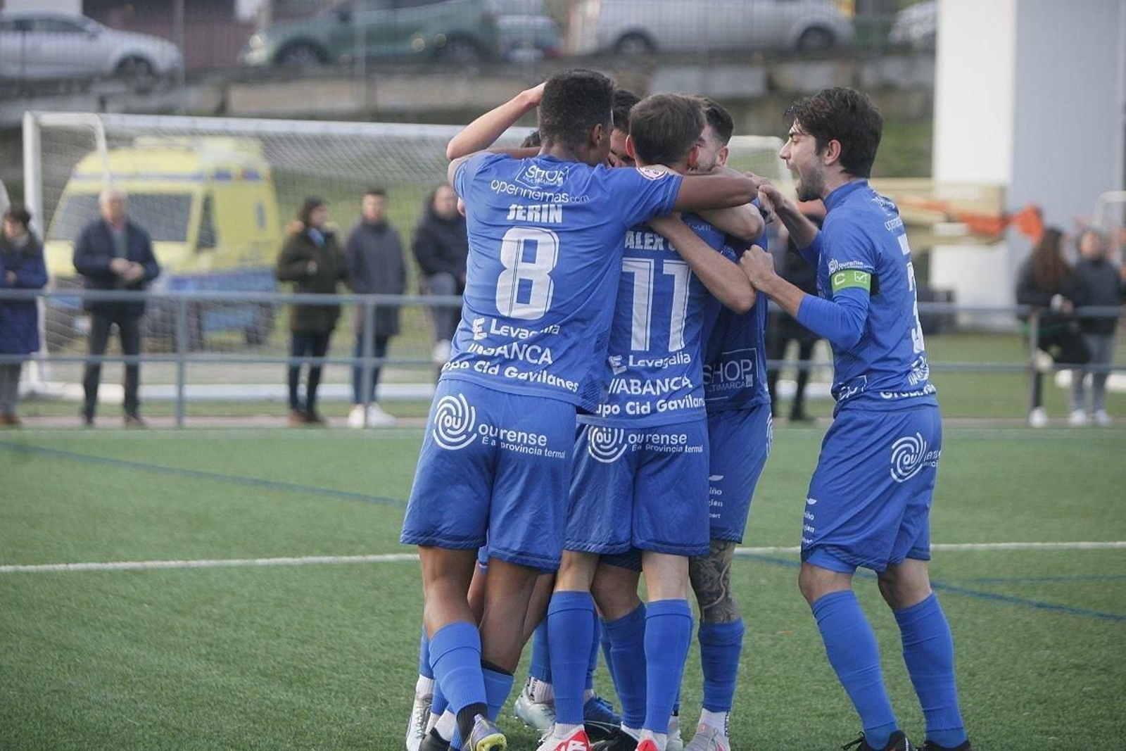 Los azulones celebran el primer gol de Gabri Palmás ante el Avilés.