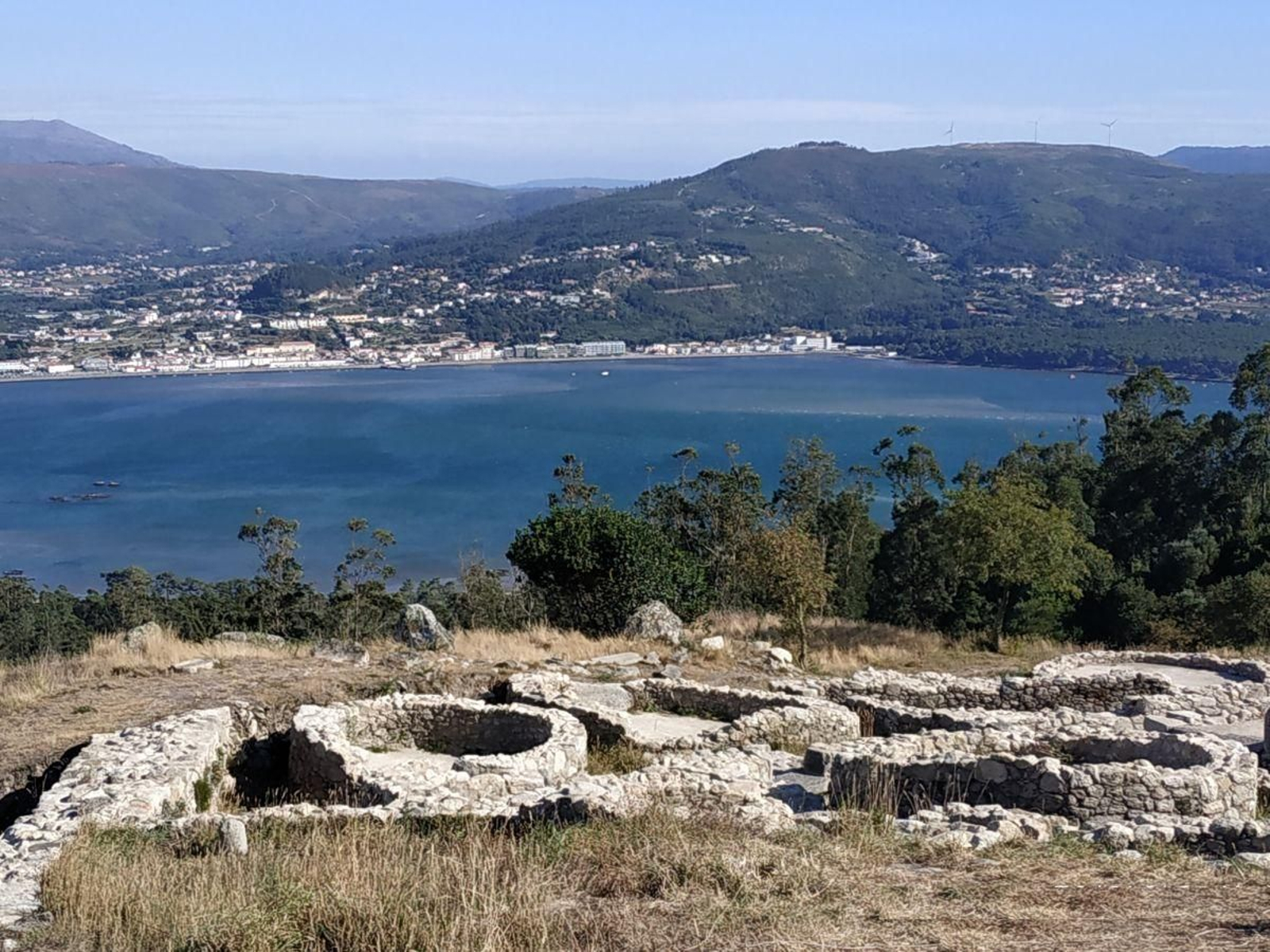 El Miño marca también los dos caminos portugueses a Santiago, el que va por Tui y el que va por A Guarda.